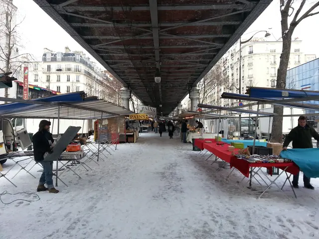 Commerçants installant leurs stands sous un métro aérien, un matin d’hiver