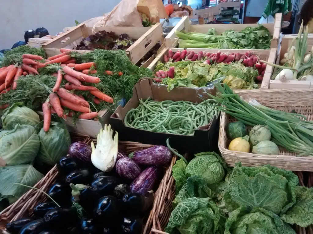 Étal de légumes en cagettes vu de dessus
