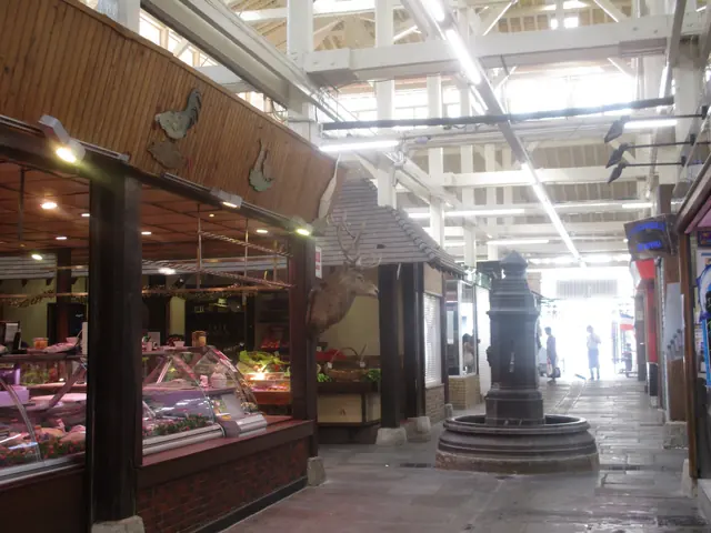 Allée centrale d’un marché couvert sous charpente en bois
