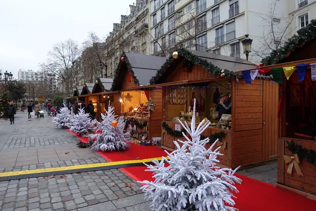 Chalets d’un marché de Noël décorés de sapins