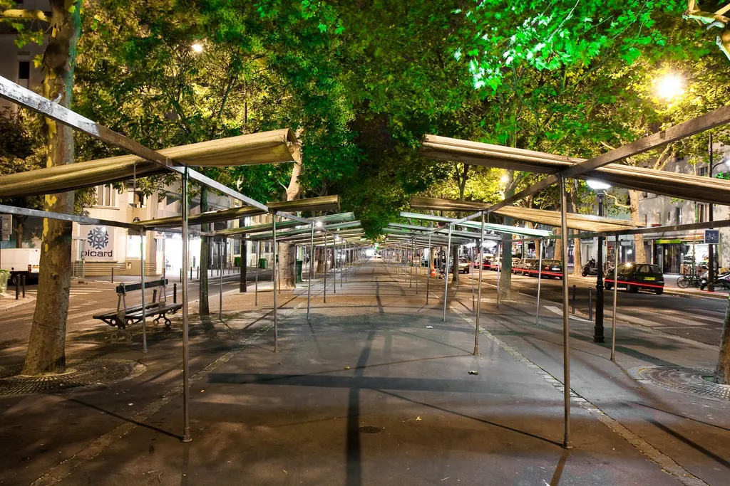Armatures de stands installées de nuit sur un boulevard parisien